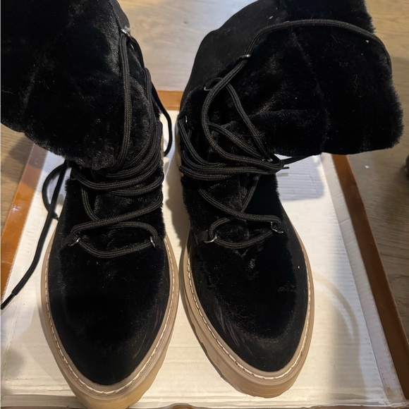 JLO. EUC Women's Black Fur lace up Boots 10 - Picture 2 of 8